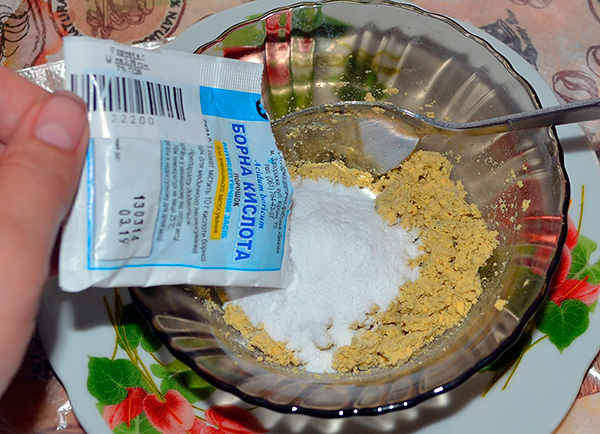 Les appâts empoisonnés pour les cafards peuvent être préparés non seulement à base d'acide borique, mais également à l'aide de presque toutes les poussières insecticides.