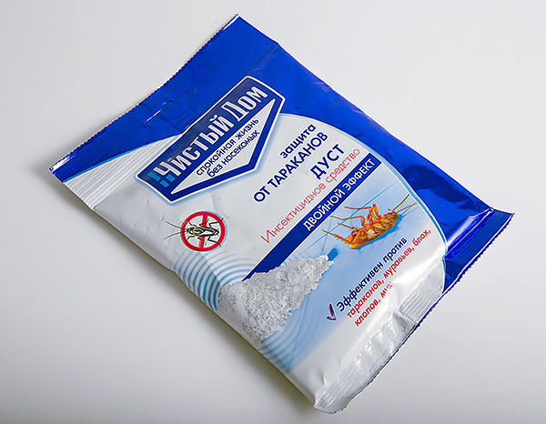 Dépoussiérer la maison (des cafards, des fourmis, des puces, des punaises de lit et des mouches).