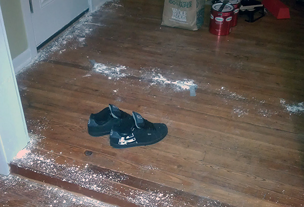 L'inconvénient d'utiliser des insecticides en poudre est la possibilité d'une contamination importante des locaux.