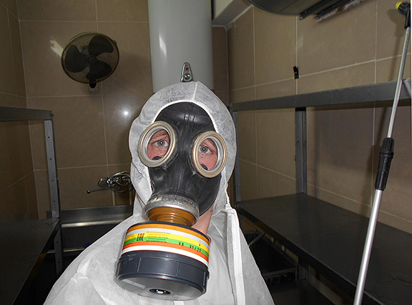 Malheureusement, les arnaqueurs se cachent parfois derrière le masque de l'exterminateur...