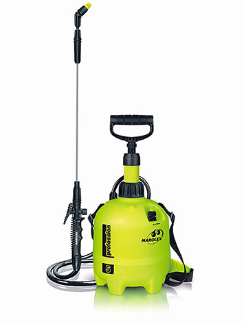 La solution insecticide peut être pulvérisée avec un pulvérisateur de jardin conventionnel.