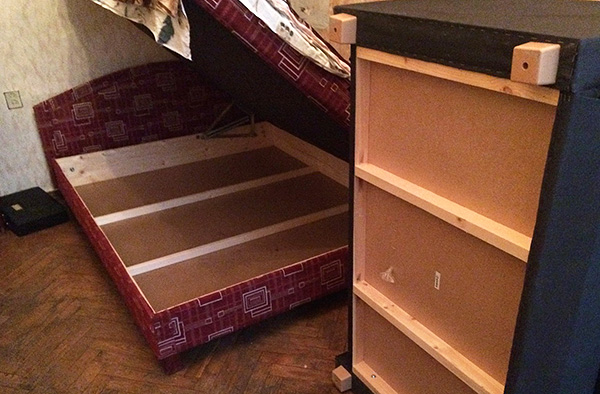 Si la pièce est fortement infestée de punaises de lit, elle doit d'abord être préparée pour un traitement avec un agent insecticide.