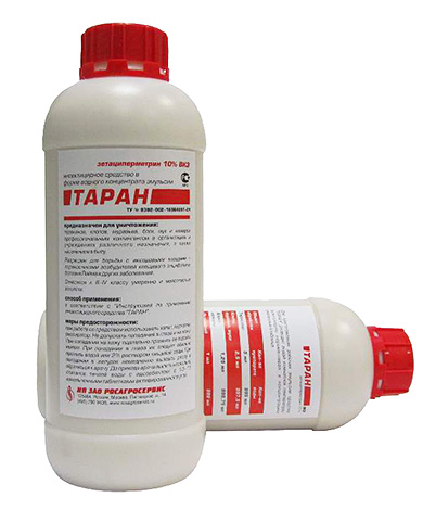 Et voici à quoi ressemble le médicament dans des bouteilles en plastique de 1 litre.