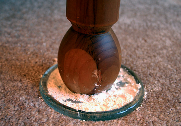 Les pièges à punaises de lit peuvent être préparés avec GEKTOR sous les pieds du lit...