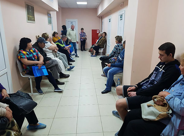 Il est peu probable que des dizaines de patients en attente d'un médecin soient satisfaits d'une autre personne en ligne qui n'a qu'à retirer la tique de la peau.