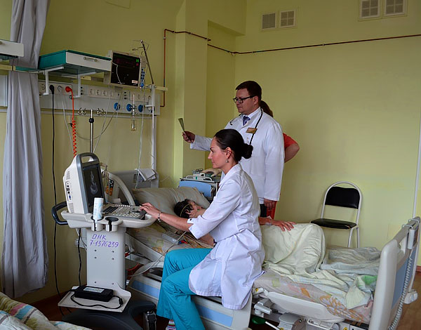 Au stade aigu, l'encéphalite à tiques entraîne un état grave du patient, lorsqu'il perd la capacité de marcher et même de parler.