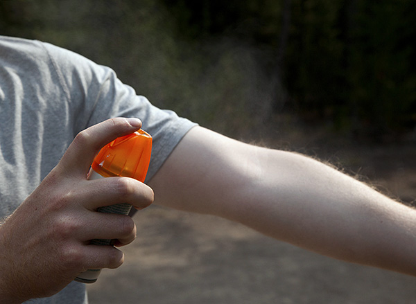 Il existe aujourd'hui de nombreux sprays pour repousser les tiques.