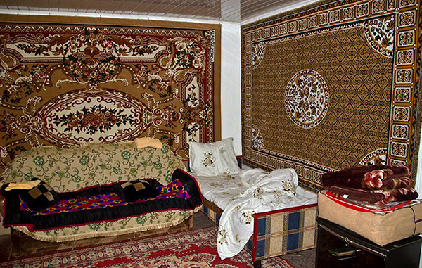 Il est conseillé de réduire le nombre de surfaces poussiéreuses dans la pièce.