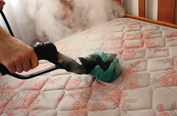 Traitement à la vapeur chaude du matelas.