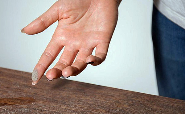 Habituellement, en présence d'allergies aux tiques, une personne commence à se sentir mieux dans la rue.