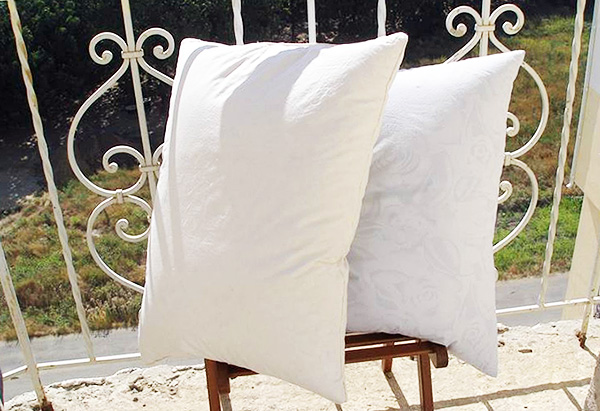 Avec un chauffage prolongé des oreillers au soleil, tous les acariens qu'ils contiennent et leurs œufs meurent.