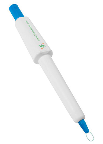 Dispositif pour enlever les tiques sous la forme d'une poignée avec une boucle de fil de pêche à l'extrémité.