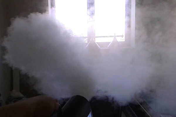 La vapeur contenant l'insecticide remplit toute la pièce, y compris les endroits difficiles d'accès où peuvent se trouver des nids de punaises de lit.