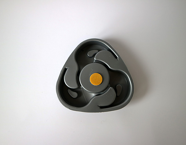 Les pièges peuvent être collés sur des surfaces verticales.