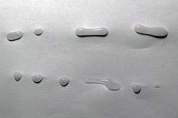 Dans les endroits difficiles d'accès, les gouttes de gel ne peuvent pas être lavées pendant longtemps.