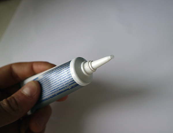 Un tel gel attire efficacement les cafards avec son odeur ...