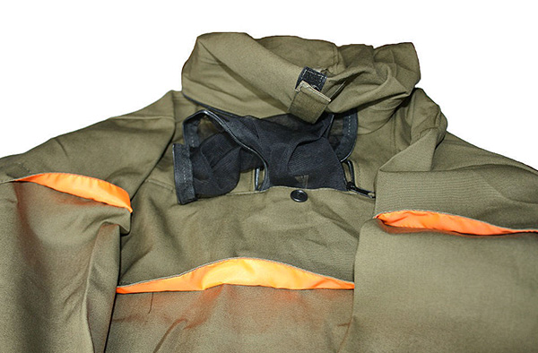 Dans les combinaisons anti-tiques, il existe des pièges spéciaux pour les tiques dans lesquels les parasites s'accumulent et meurent.