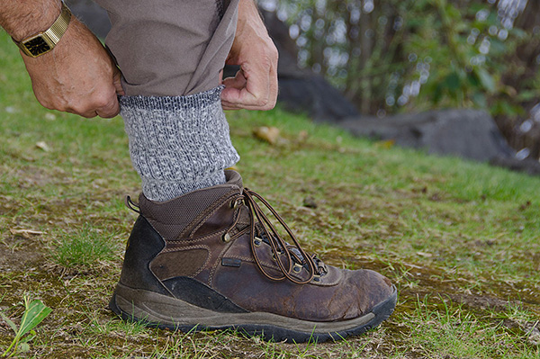 Si vous remplissez votre pantalon de chaussettes, la tique devra ramper longtemps - jusqu'au cou ou aux mains d'une personne.
