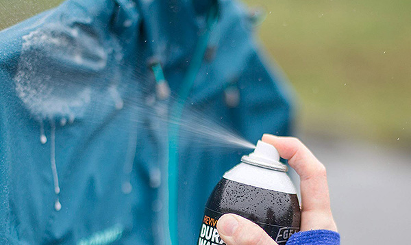 Il est souhaitable de traiter à l'avance les vêtements et l'équipement des tiques.