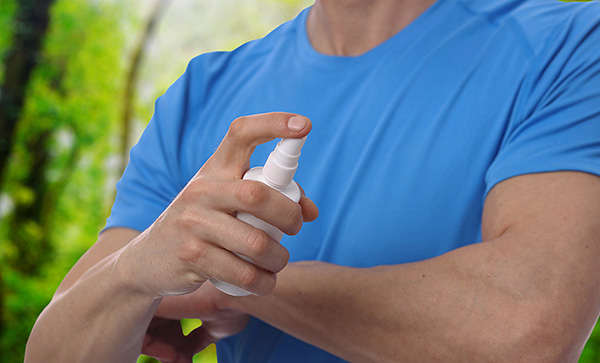 La plupart des outils vous permettent non seulement de vous protéger de l'attaque des tiques, mais également d'éviter les piqûres de moustiques.